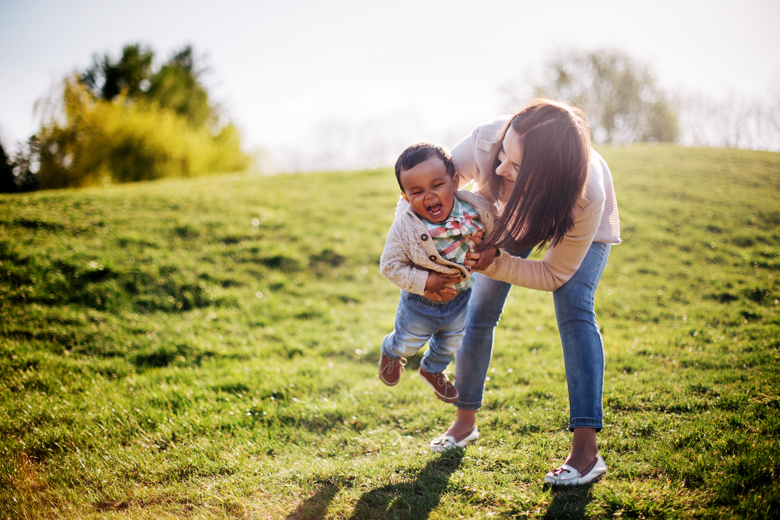 Frau mit Kind POC Sonne Wiese