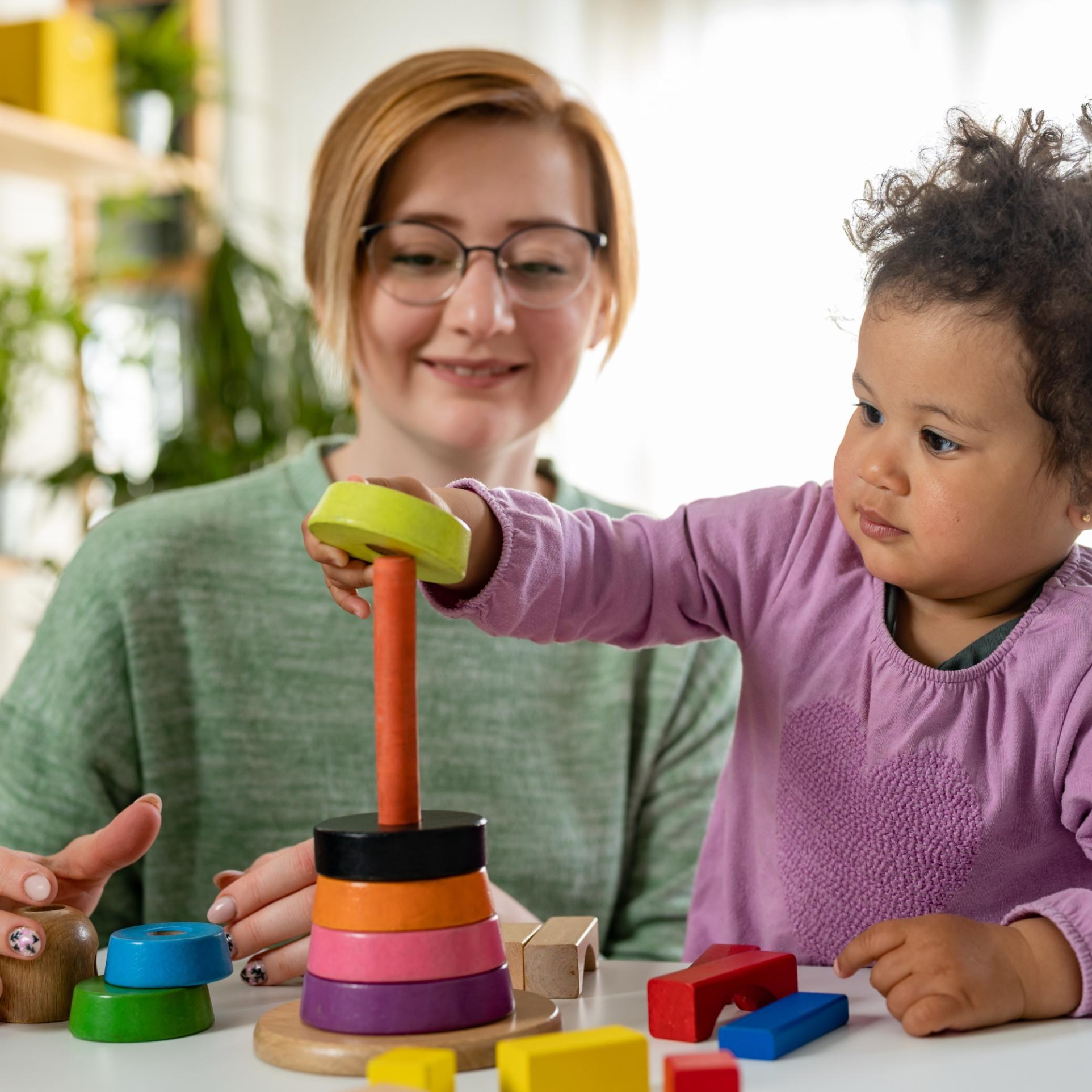 Frau_mit_Kleinkind_Stapelturm