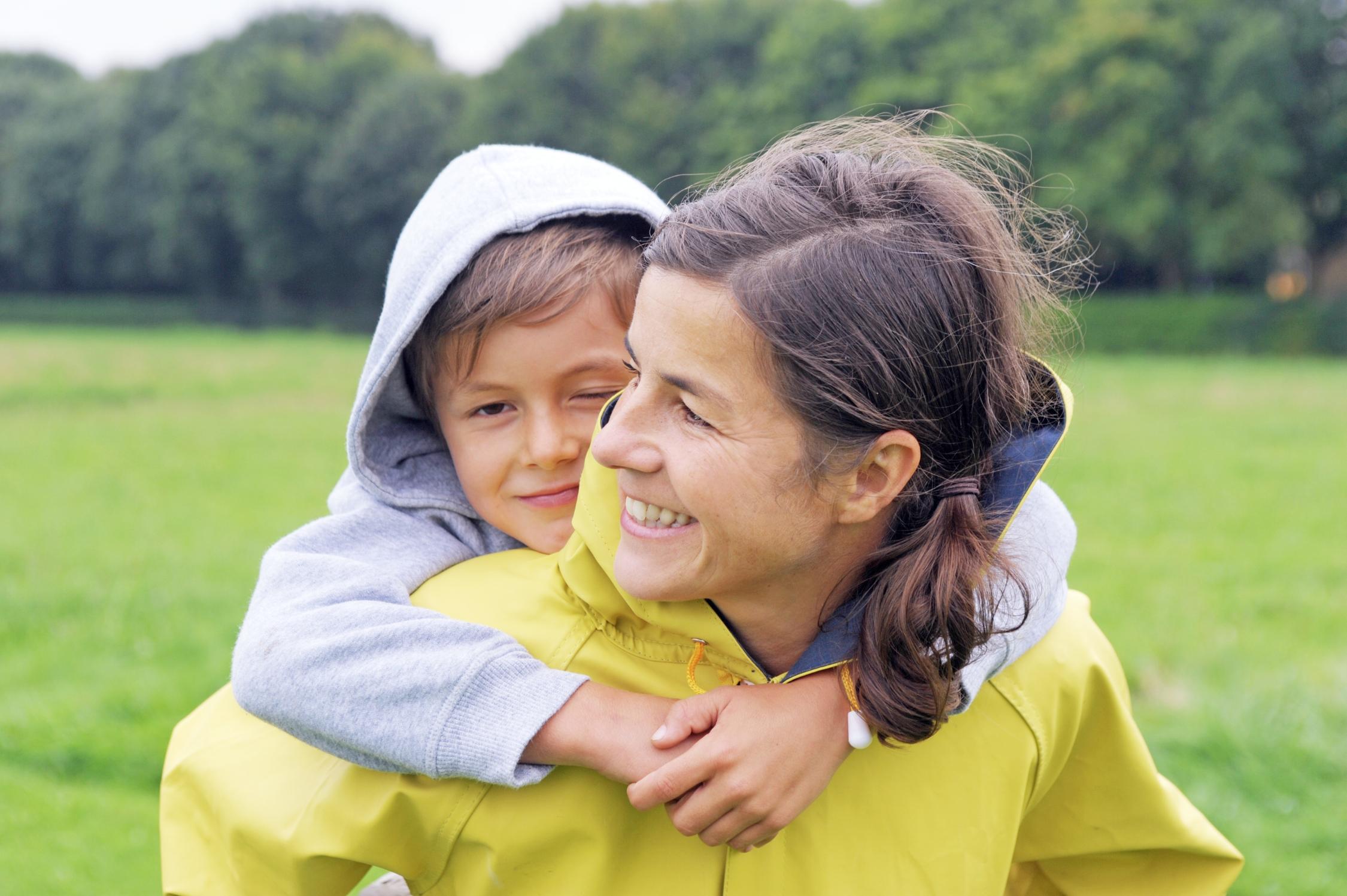 Fraugelb_Huckepack_AdobeStock_44752454