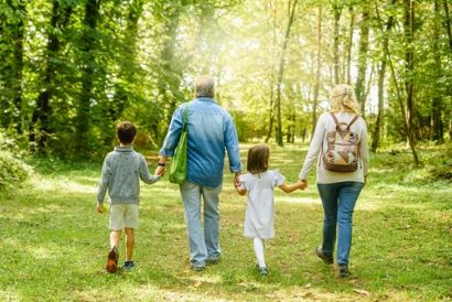 Großeltern Enkel Lichtung