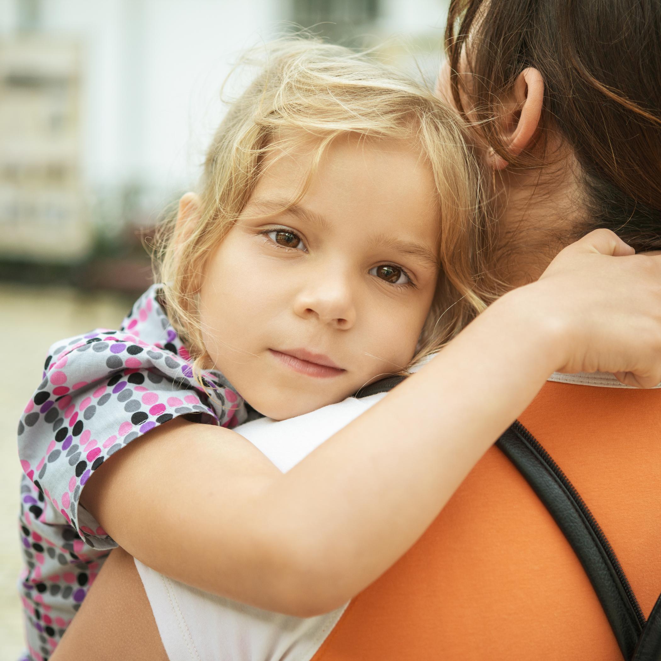 Kind auf Arm Kamerablick