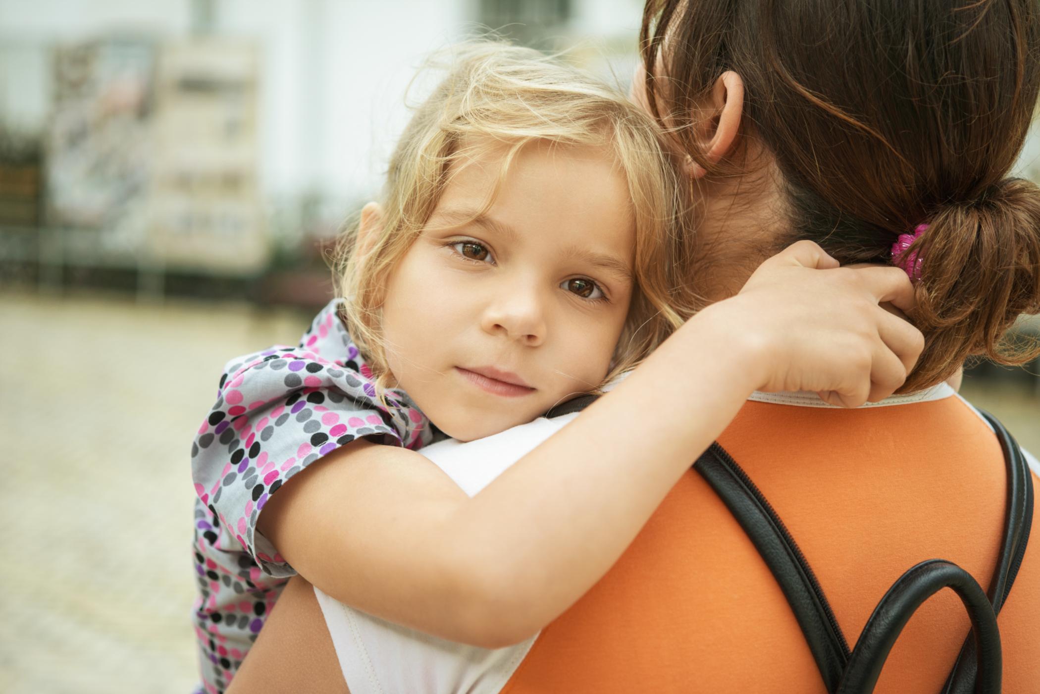 Kind auf Arm Kamerablick