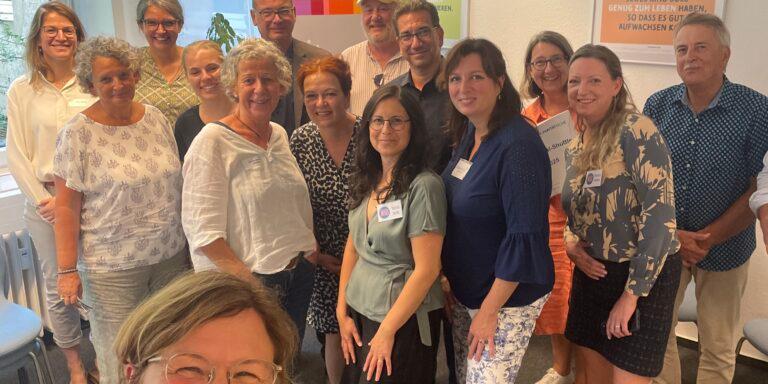 Gruppenfoto von den Teilnehmern am Sozial-Shuttle mit den Oberbürgermeisterkandidaten der verschiedenen PArteieen und Vertretern vom Kinderschutzbund Bonn, der Hebammenambulanz und vom Familienkreis e.V.