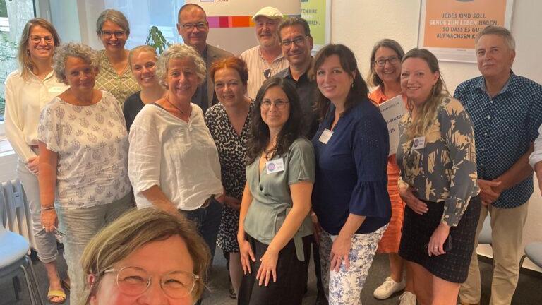 Gruppenfoto von den Teilnehmern am Sozial-Shuttle mit den Oberbürgermeisterkandidaten der verschiedenen PArteieen und Vertretern vom Kinderschutzbund Bonn, der Hebammenambulanz und vom Familienkreis e.V.