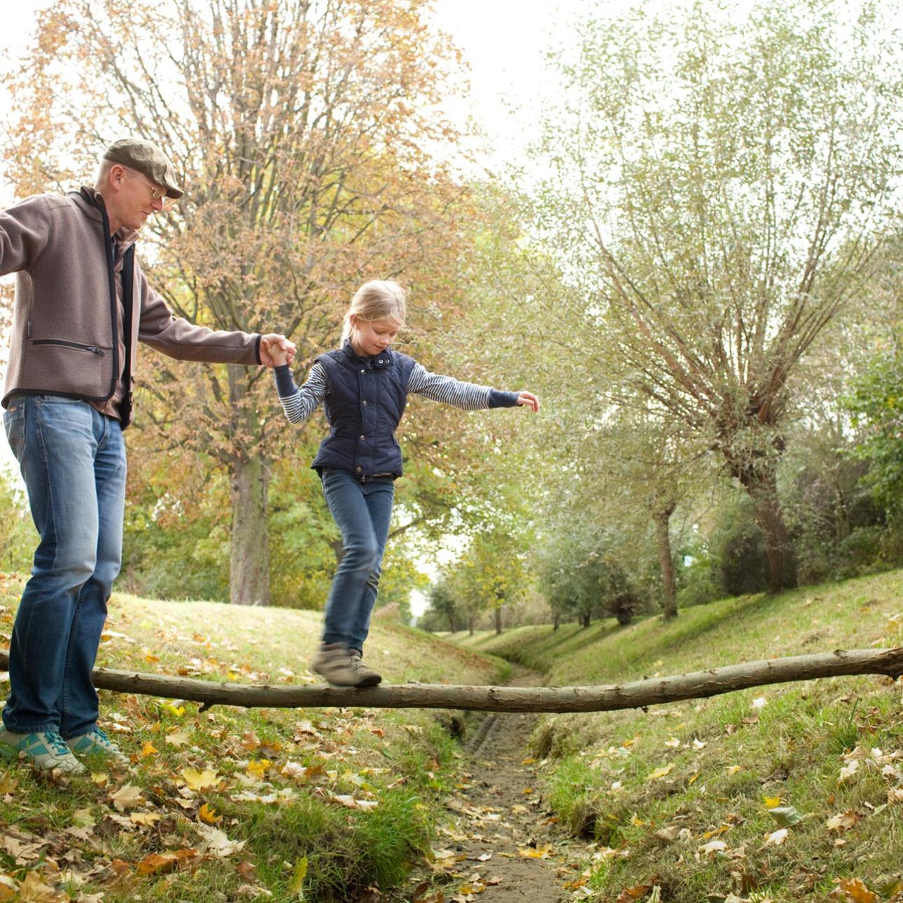 Mann-und-Maedchen-Balancier
